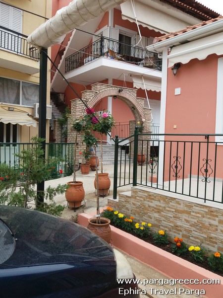 The Hause in centre of Parga with apartments and private parking